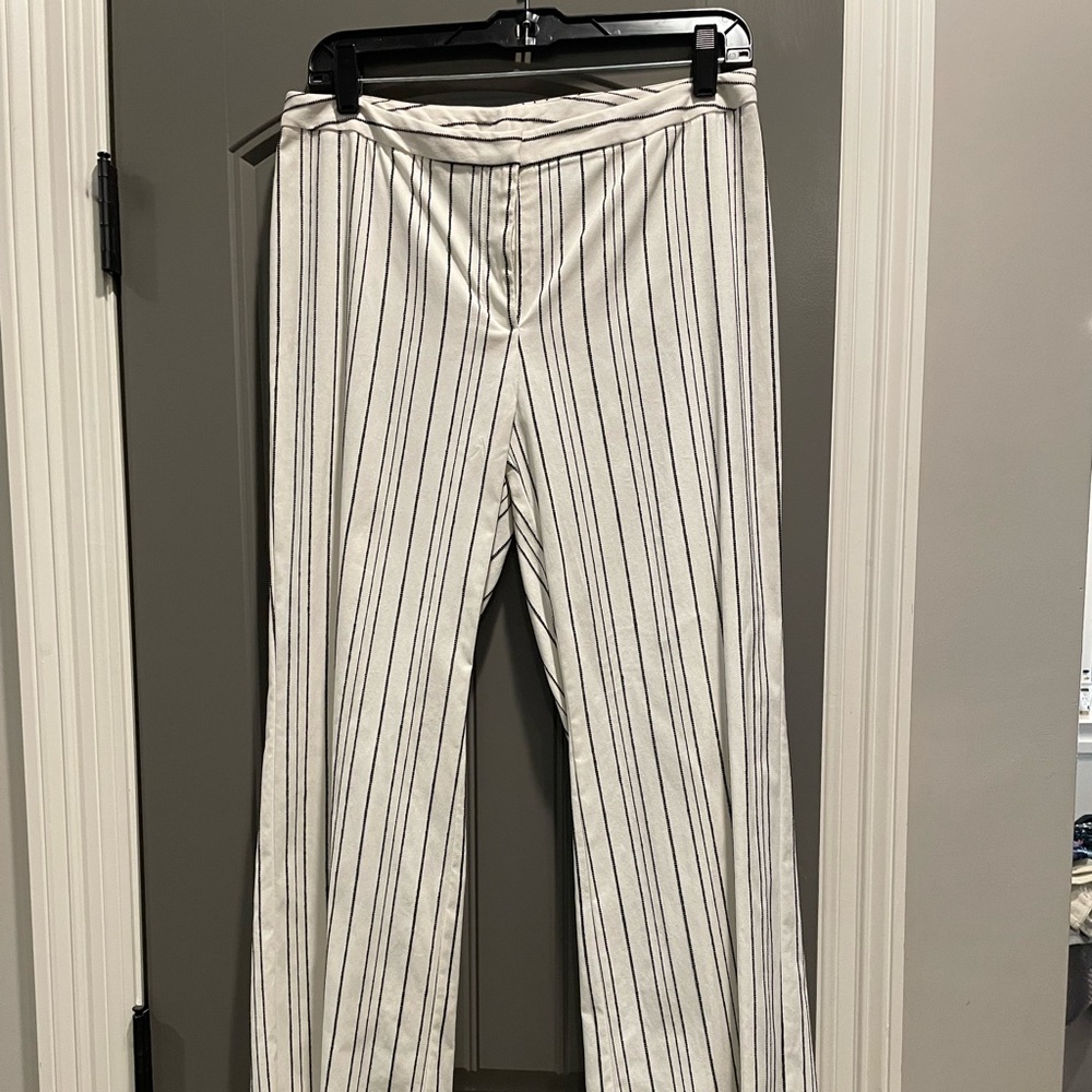 Express- Stretch pant (NWT) 9/10 white with black thread pinstripe